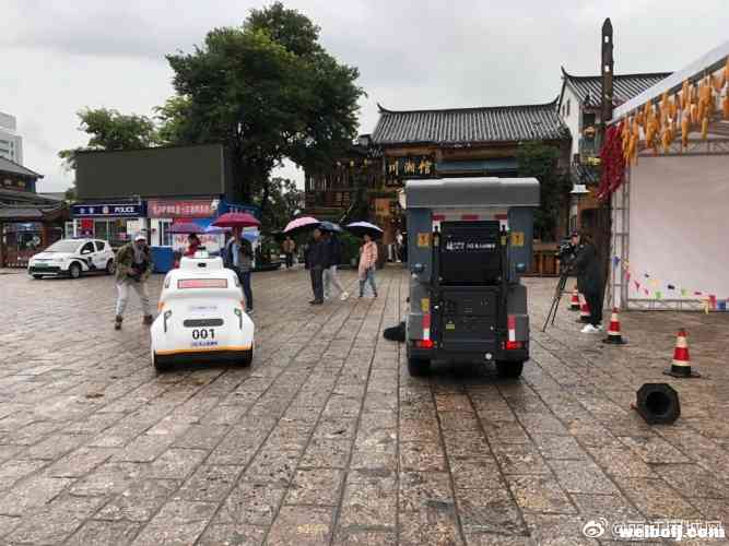 太萌啦！5G無人巡邏車、無人掃路車亮相麗江古城引圍觀，快來開眼！