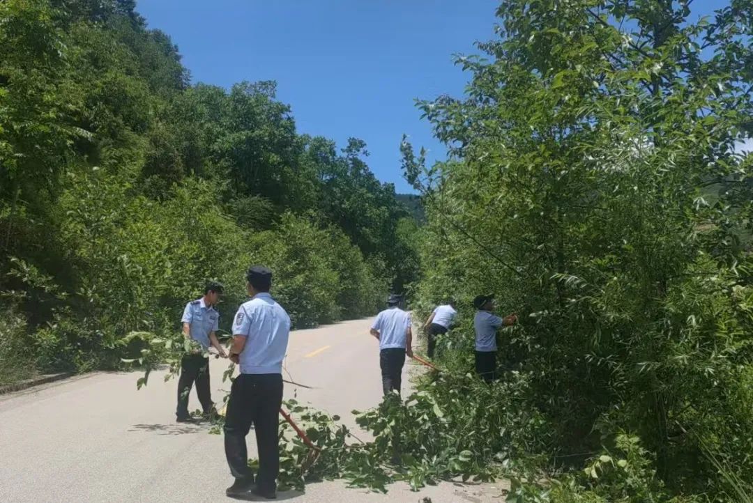 民警變身“清障工”！麗江這個(gè)派出所用汗水詮釋“為人民服務(wù)”