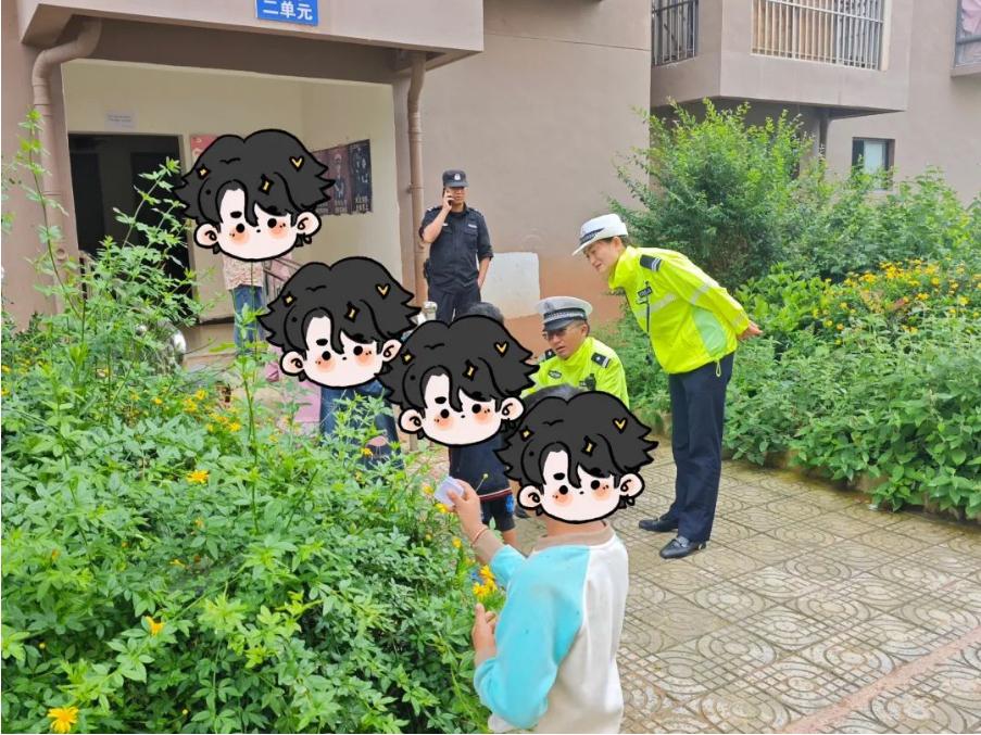 暴雨中的溫暖守護(hù)，麗江警方雨中救助迷路兒童